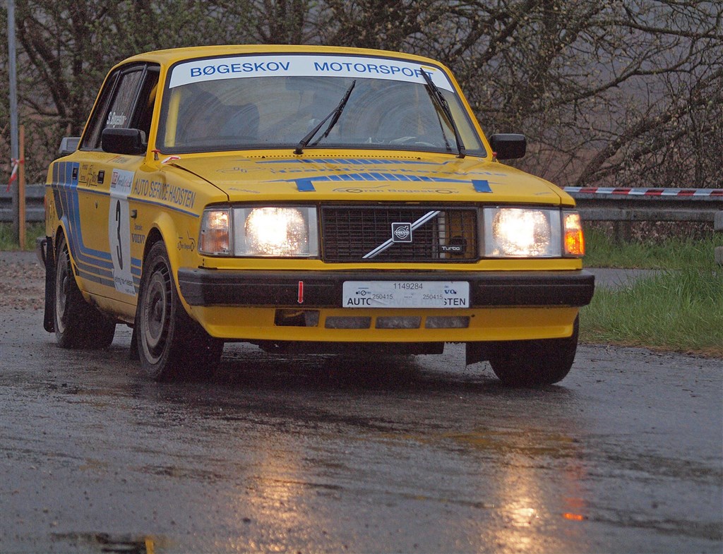 Østjyderne Søren og Erik Bøgeskov stiller til start i deres heftige Volvo 240 Turbo-